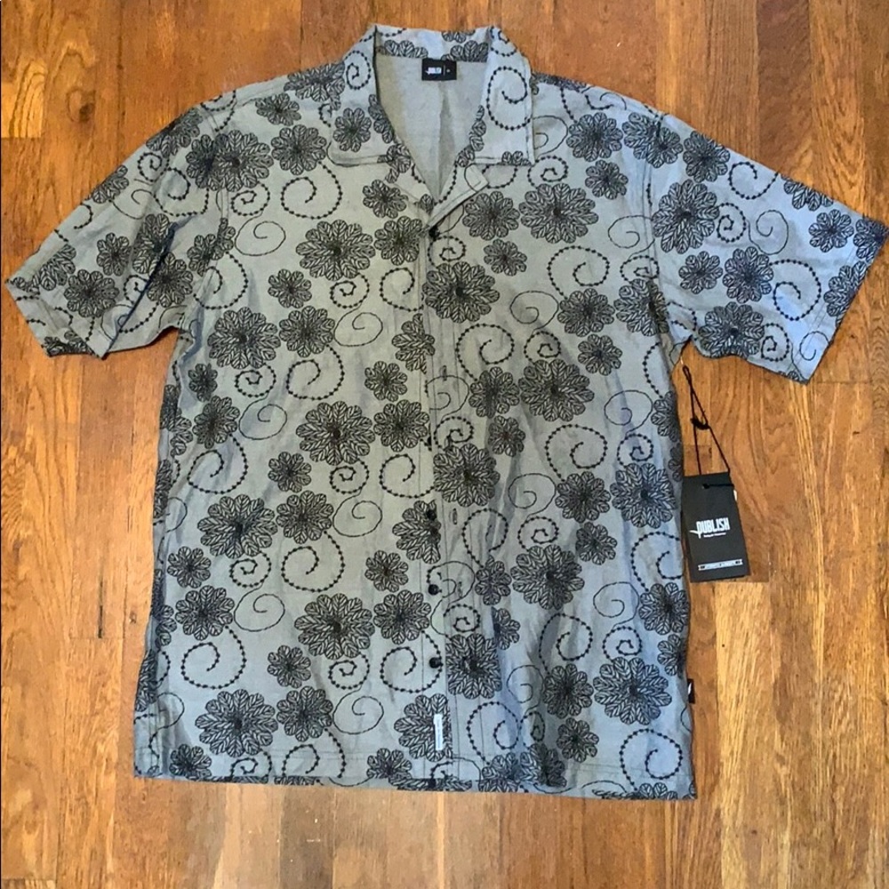 NWT XL Patterned short sleeve button up shirt